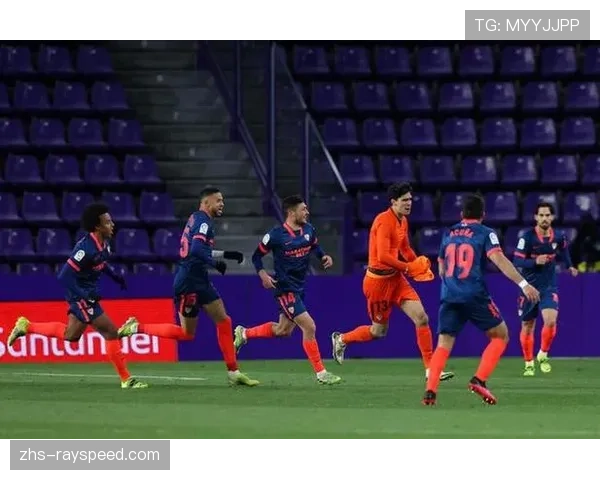 镜头聚焦：塞维利亚门将布努扑出点球后指挥队友布置人墙